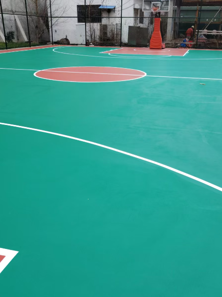 裕安 球场长期使用易出现地面开裂